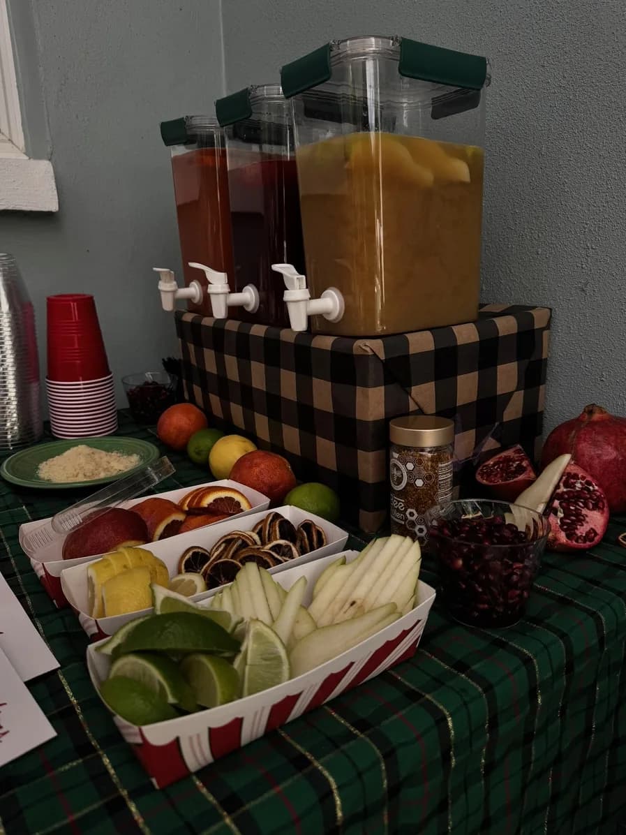 Beverage dispenser station with fresh fruit garnishes